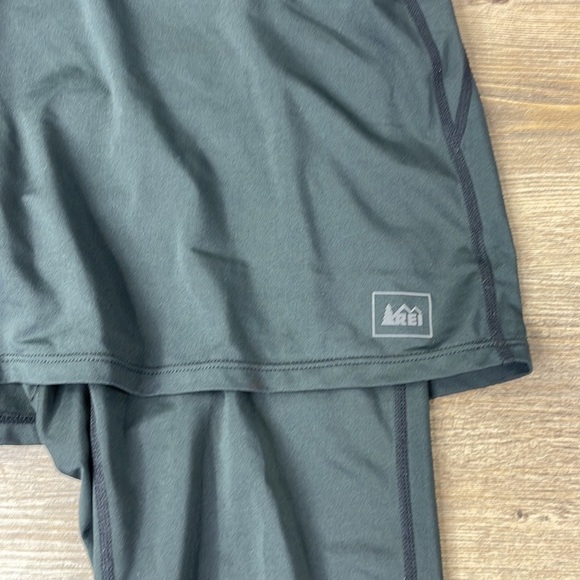 REI Women’s Black 2 in 1 Skirt Capri Leggings, size Medium - Picture 2 of 9
